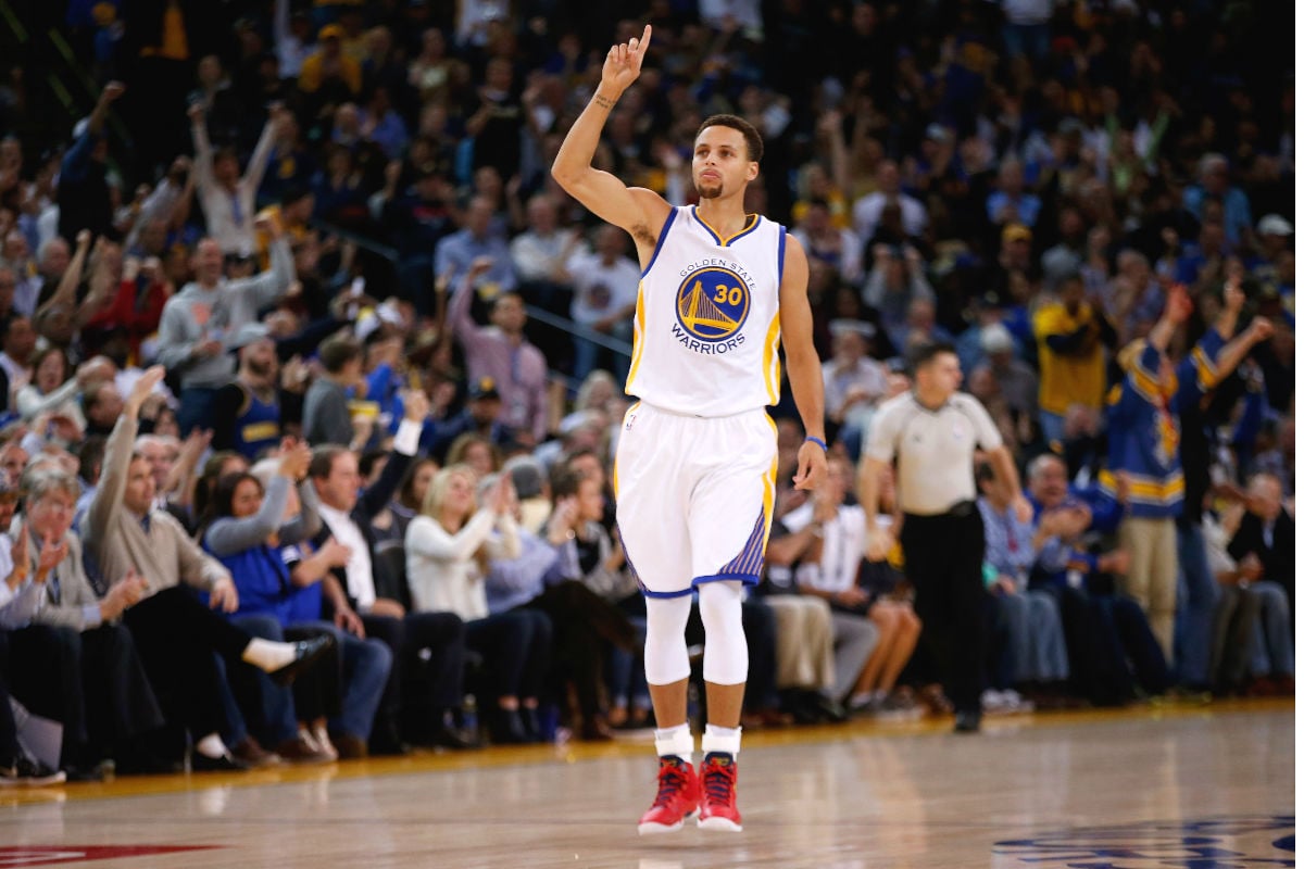 Stephen Curry celebra una victoria de los Warriors. (Getty)