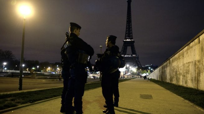 La policía evacua la zona de la Torre Eiffel por una falsa alarma