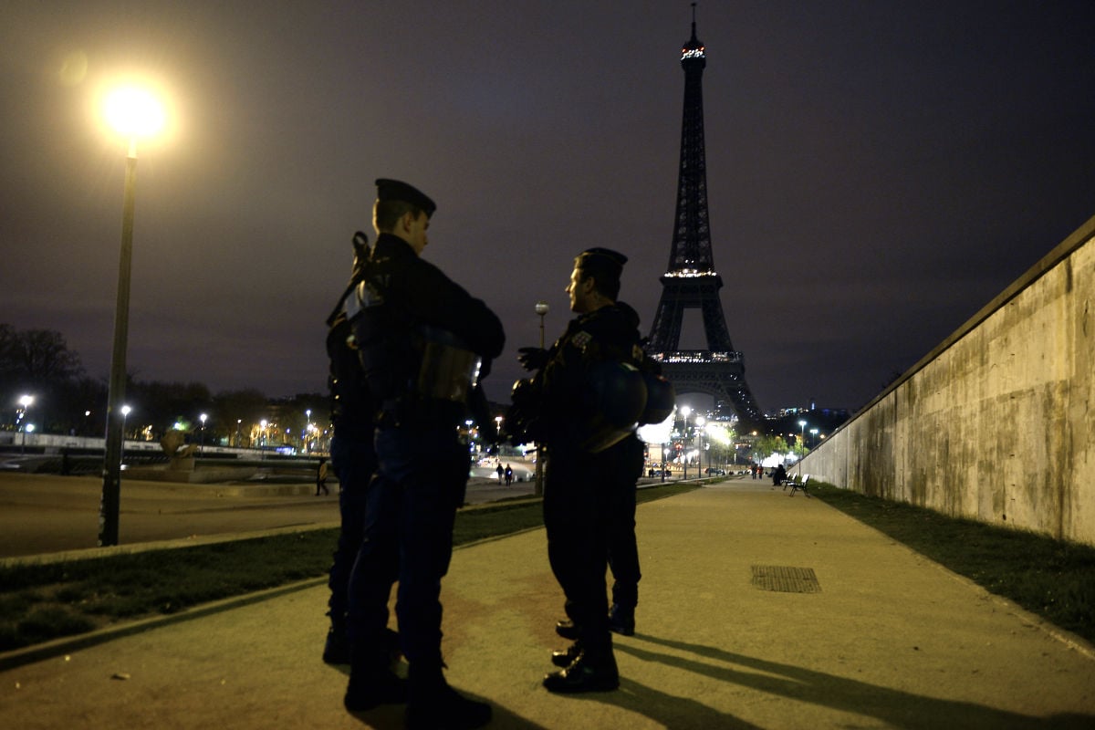 Efectivos de la policía controlan la zona de la torre Eiffel. (Foto: AFP)