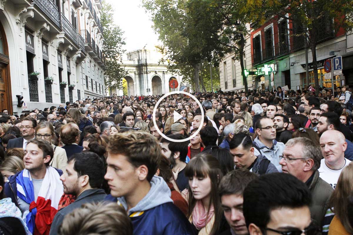 Centenares de personas se reunieron frente a la embajada de Francia en Madrid. (Foto: EFE)