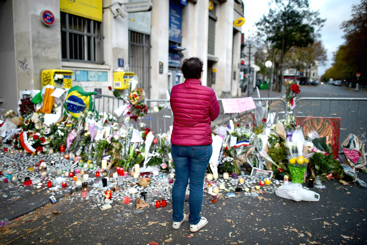 Una mujer ante el recuerdo a las víctimas (Foto: Getty)