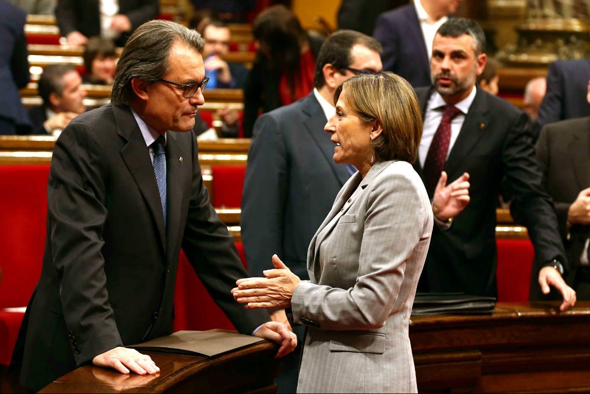 Artur Mas y Carme Forcadell dialogan en el Parlament catalán (Foto: Efe)