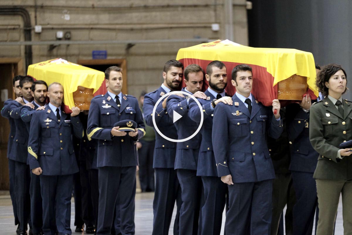 Compañeros de los militares fallecidos portan los féretros (Foto: Efe)