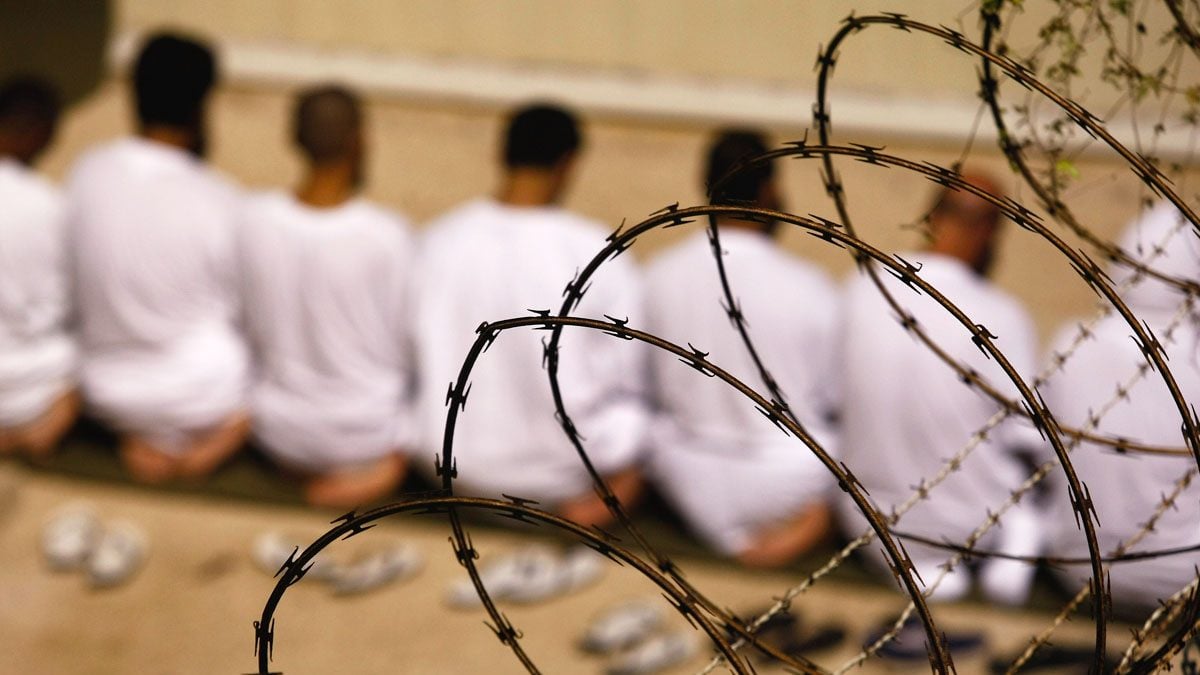 Presos rezando en la prisión de Guantánamo. (Foto: Getty)