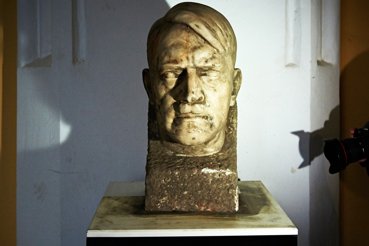 El busto, encontrado durante las obras en el jardín del Museo Nacional de Gdansk. (Foto: AFP)
