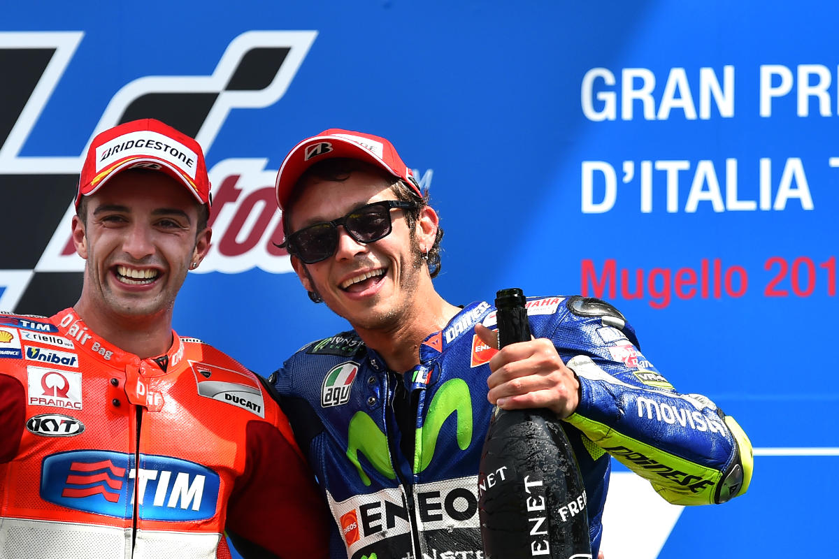 Iannone y Rossi, en el podio del Gran Premio. (AFP)