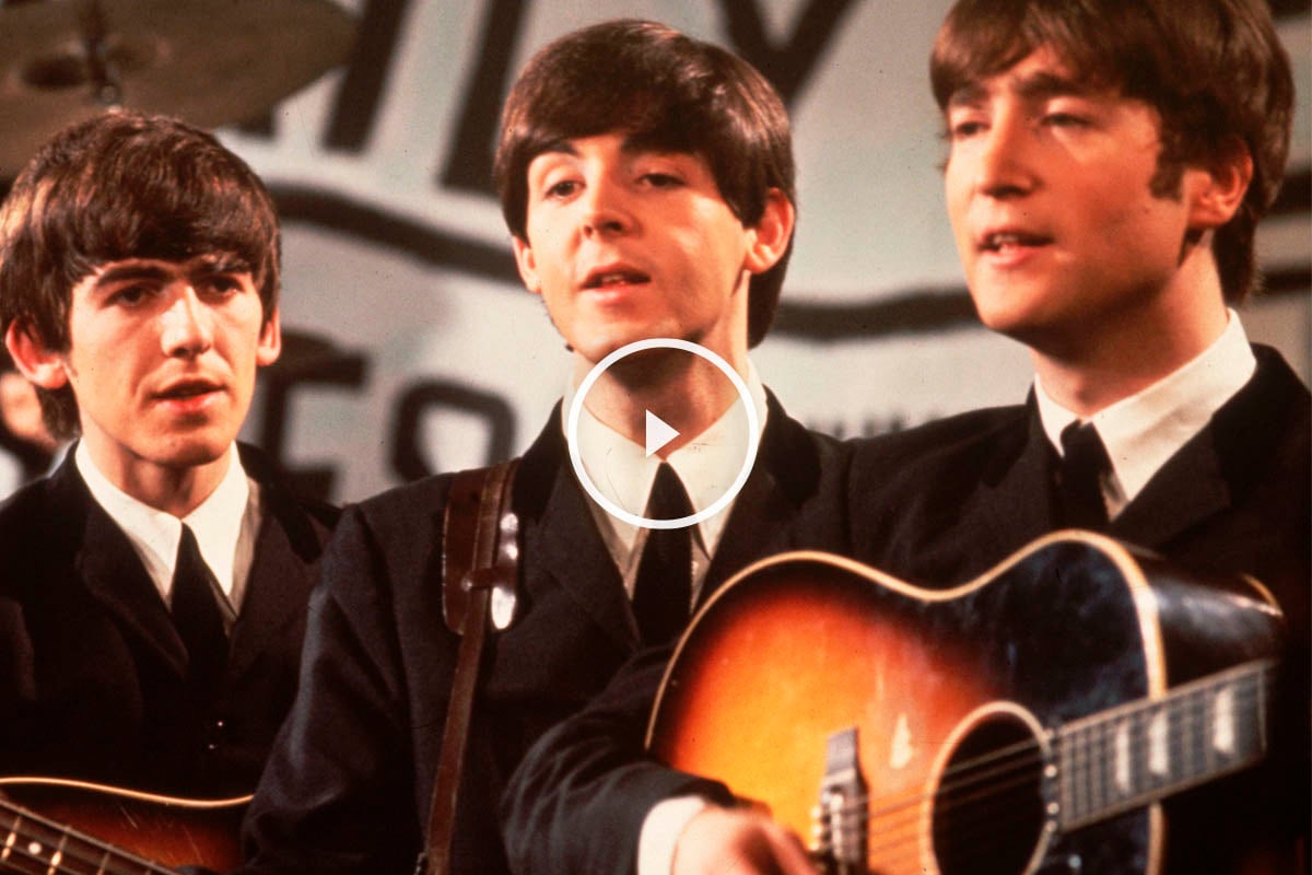 Ringo Starr, al fondo, George Harrison, Paul McCartney y John Lennon durante una actuación en televisión. (Foto: Getty)