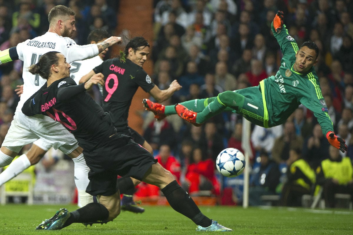 Keylor Navas vuela en presencia de Ibra y Cavani en el partido ante el PSG. (AFP)