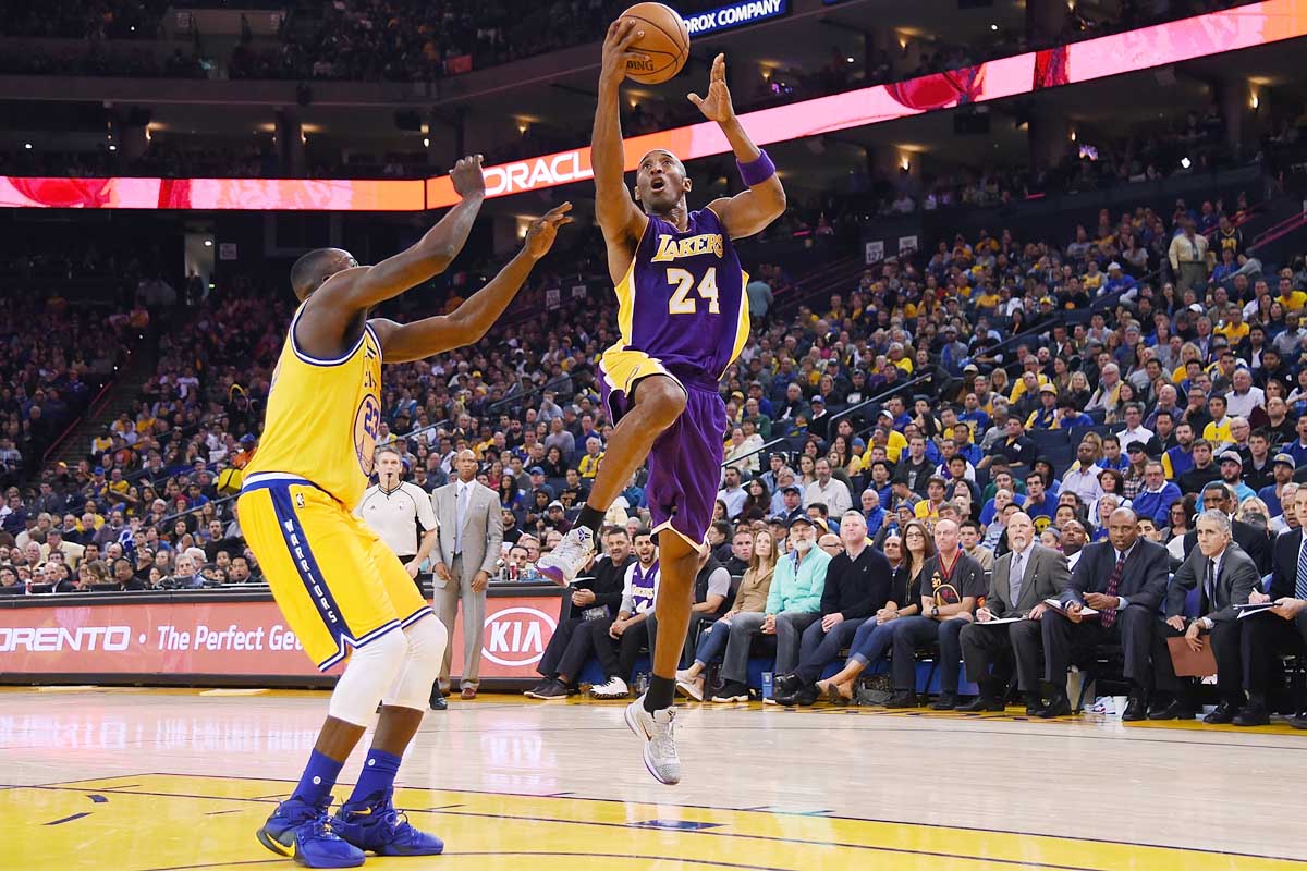 El jugador de los Lakers Kobe Bryant entrando a canasta. (Foto: AFP)