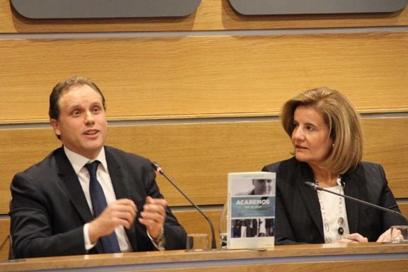 Daniel Lacalle y Fátima Báñez (Foto: Enrique Falcón).