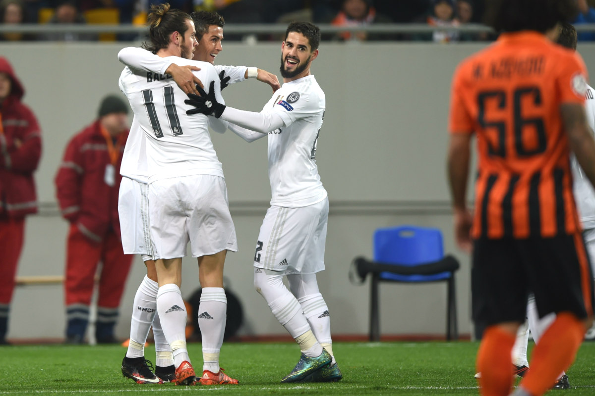 Los jugadores del Madrid celebran el primer gol ante el Shakhtar. (AFP)