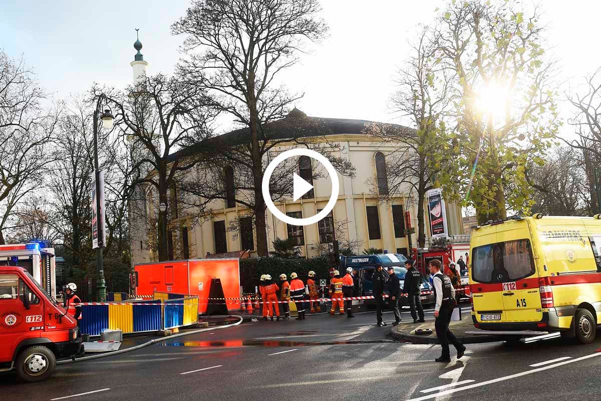 Imagen de los equipos de intervención en el exterior de la Mezquita de Bruselas. (Foto: AFP)