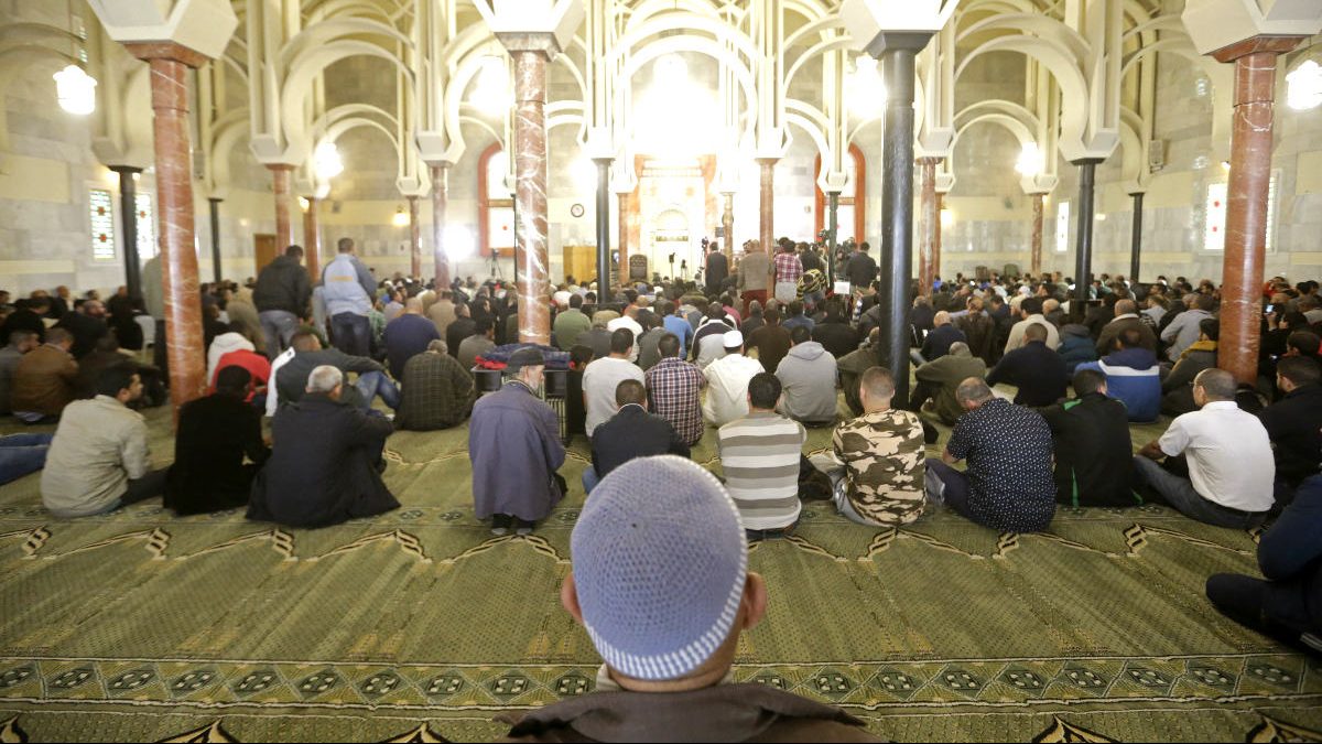 Musulmanes orando en la mezquita (Foto: Efe)