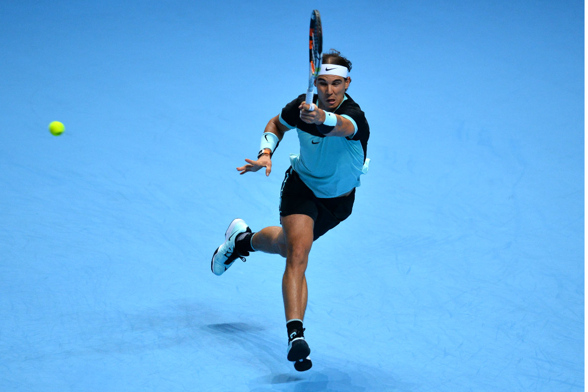 Nadal intenta devolver un golpe ganador de Djokovic. (AFP)