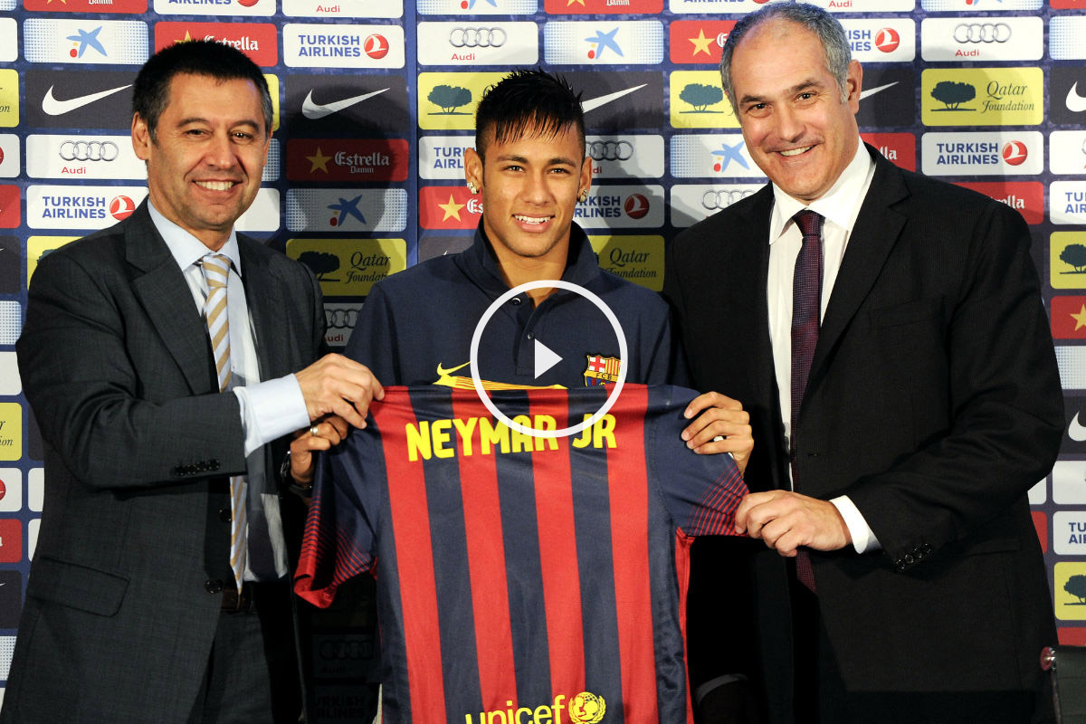Neymar, junto a Bartomeu y Zubizarreta el día de su presentación con el Barcelona. (Getty)