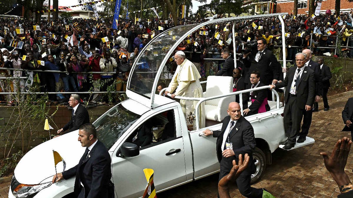 El Papa Francisco es aclamado en Uganda (Foto: AFP)