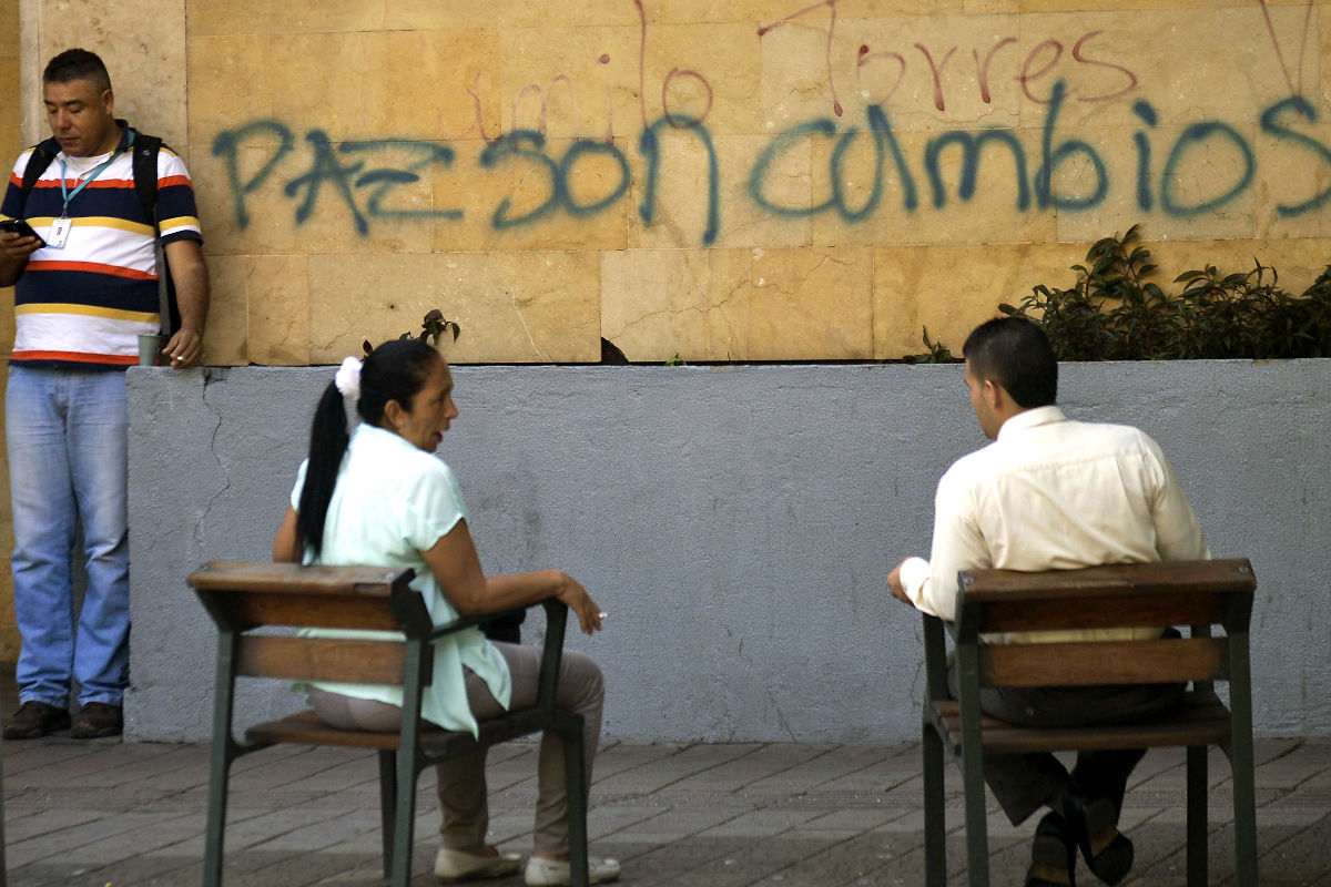 Pintada por la paz en una calle en Medellín. (Foto: AFP)