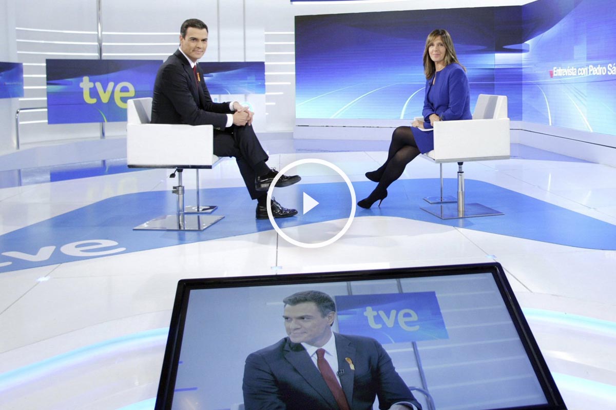 Pedro Sánchez y Ana Blanco antes de la entrevista al líder del PSOE en TVE. (Foto: EFE)