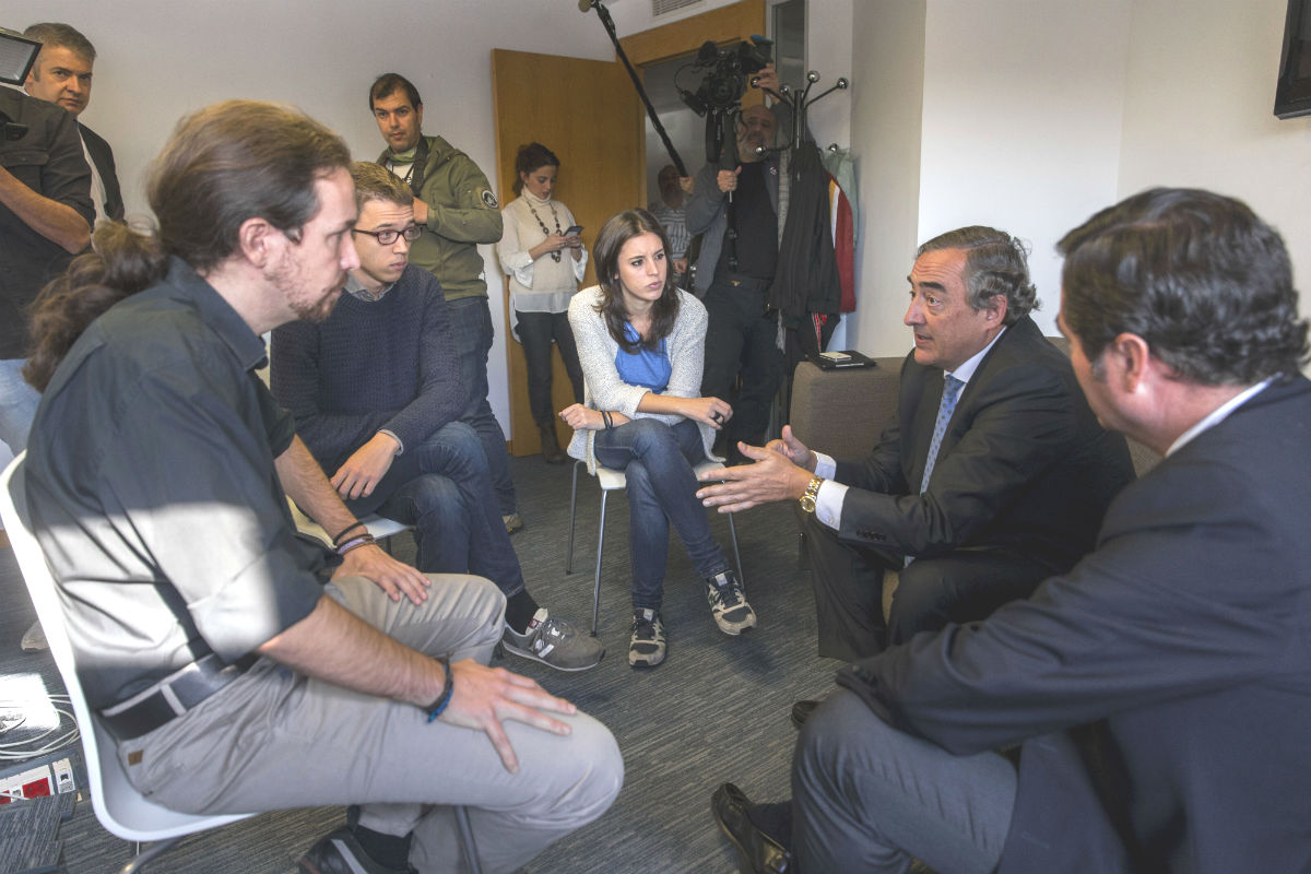 Reunión de las cúpulas de Podemos y CEOE (Foto: EFE).