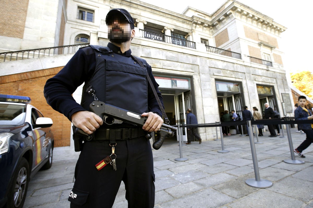 Un Policía nacional vigila una calle (Foto: Efe)