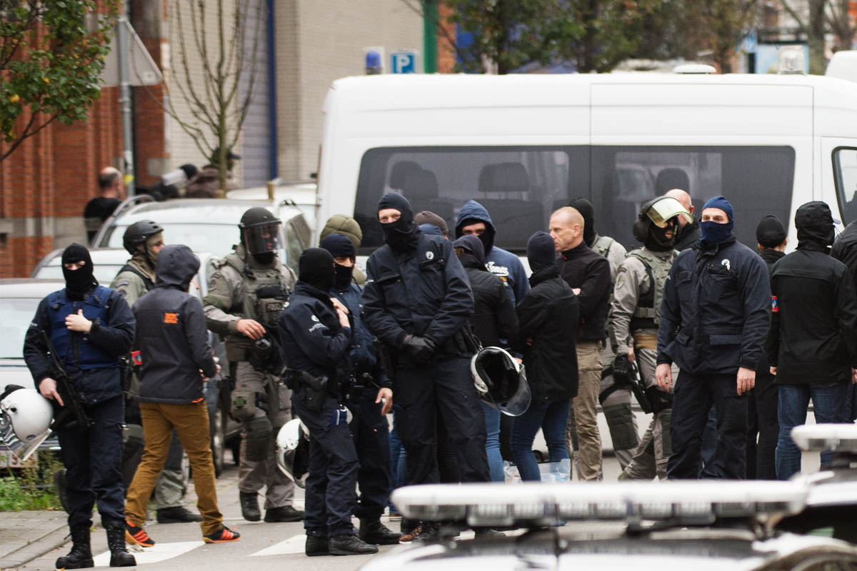Agentes de la policía belga durante un registro en el barrio de Molenbeek, en Bruselas. (Foto: AFP)