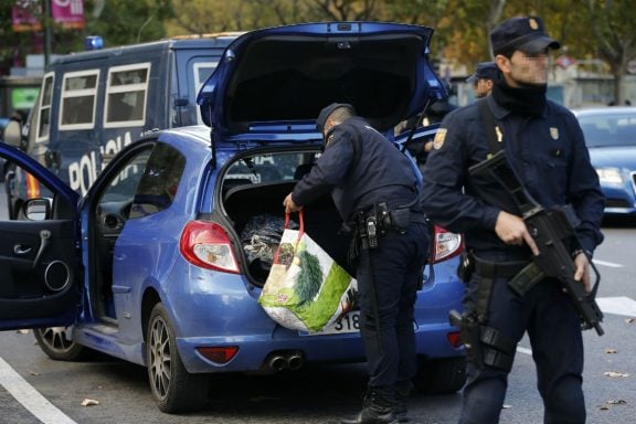 policia-registra-coche