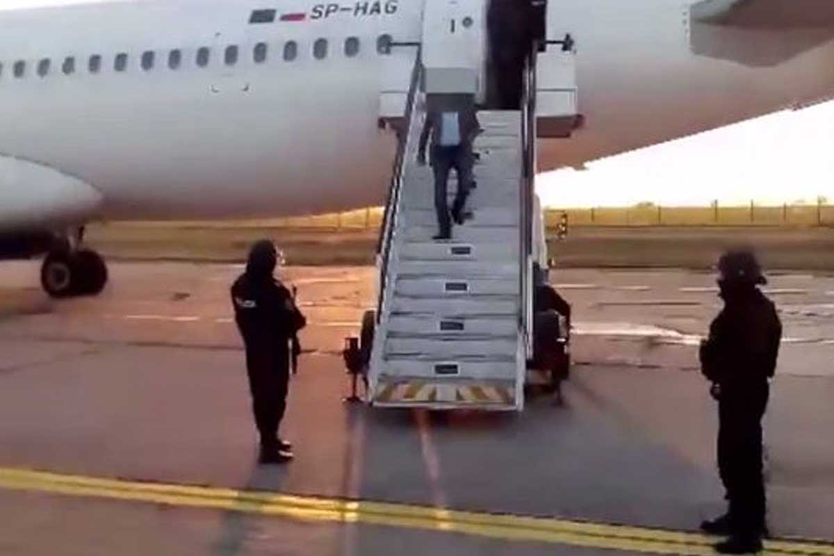 Momento en el que la policía búlgara desaloja el avión. (Foto: Twitter)