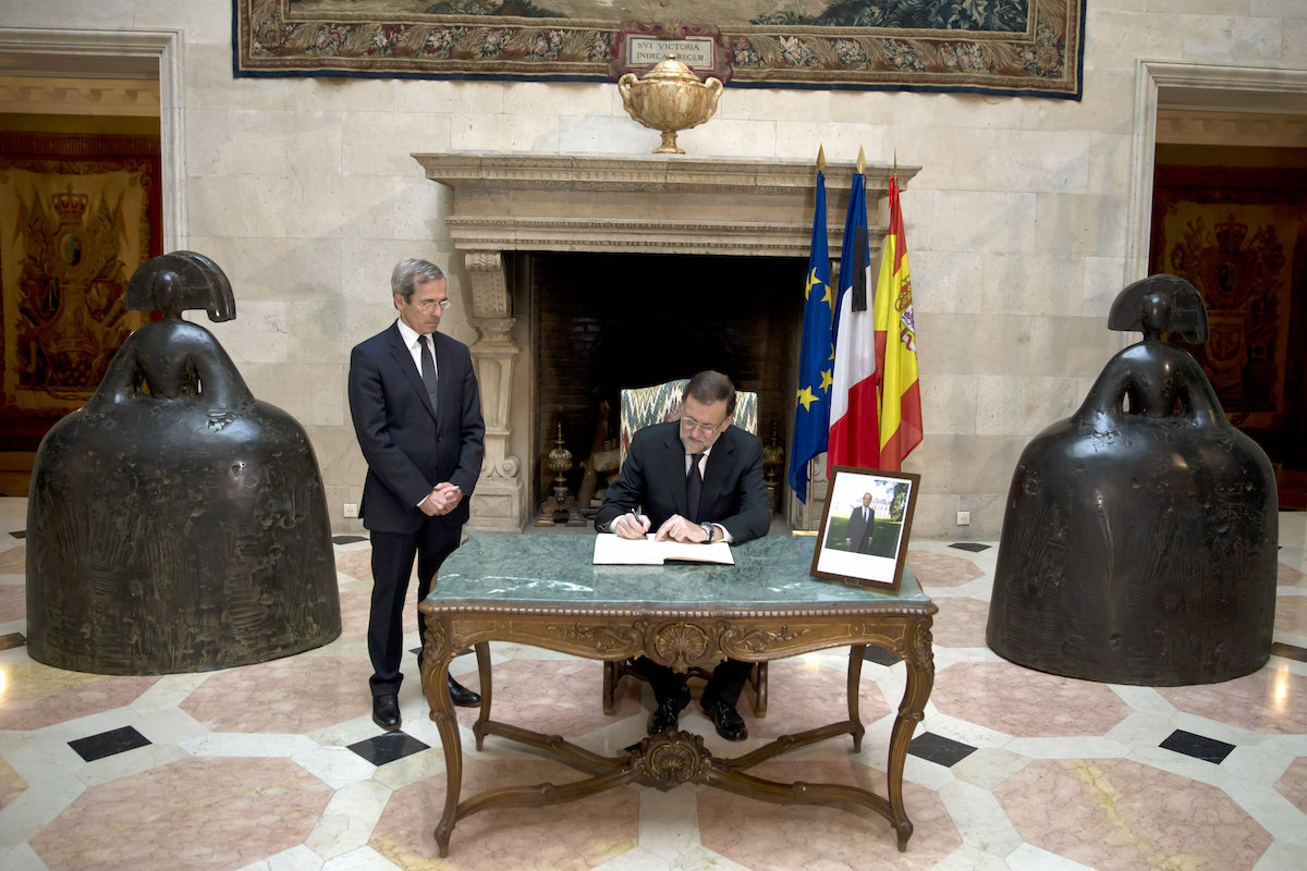 El presidente Mariano Rajoy firma, hoy sábado, en el libro de condolencias instalado en la embajada de Francia en Madrid (Foto: Efe)