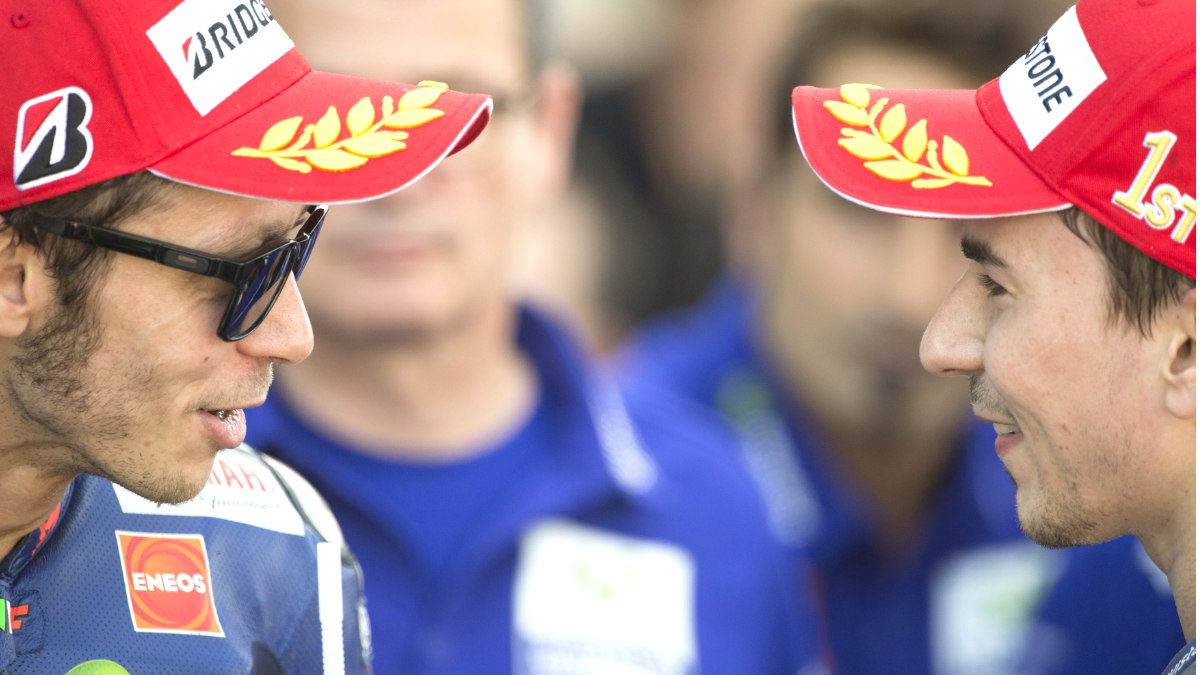 Jorge Lorenzo y Valentino Rossi, los dos pilotos de Yamaha que se juegan el título de Moto GP. (Getty)