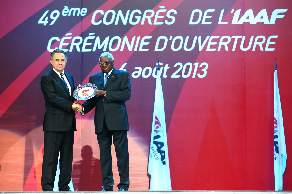Vitaly Mutko, ministro ruso de deportes, junto a Lamime Diack, ex presidente de la IAAF. (AFP)