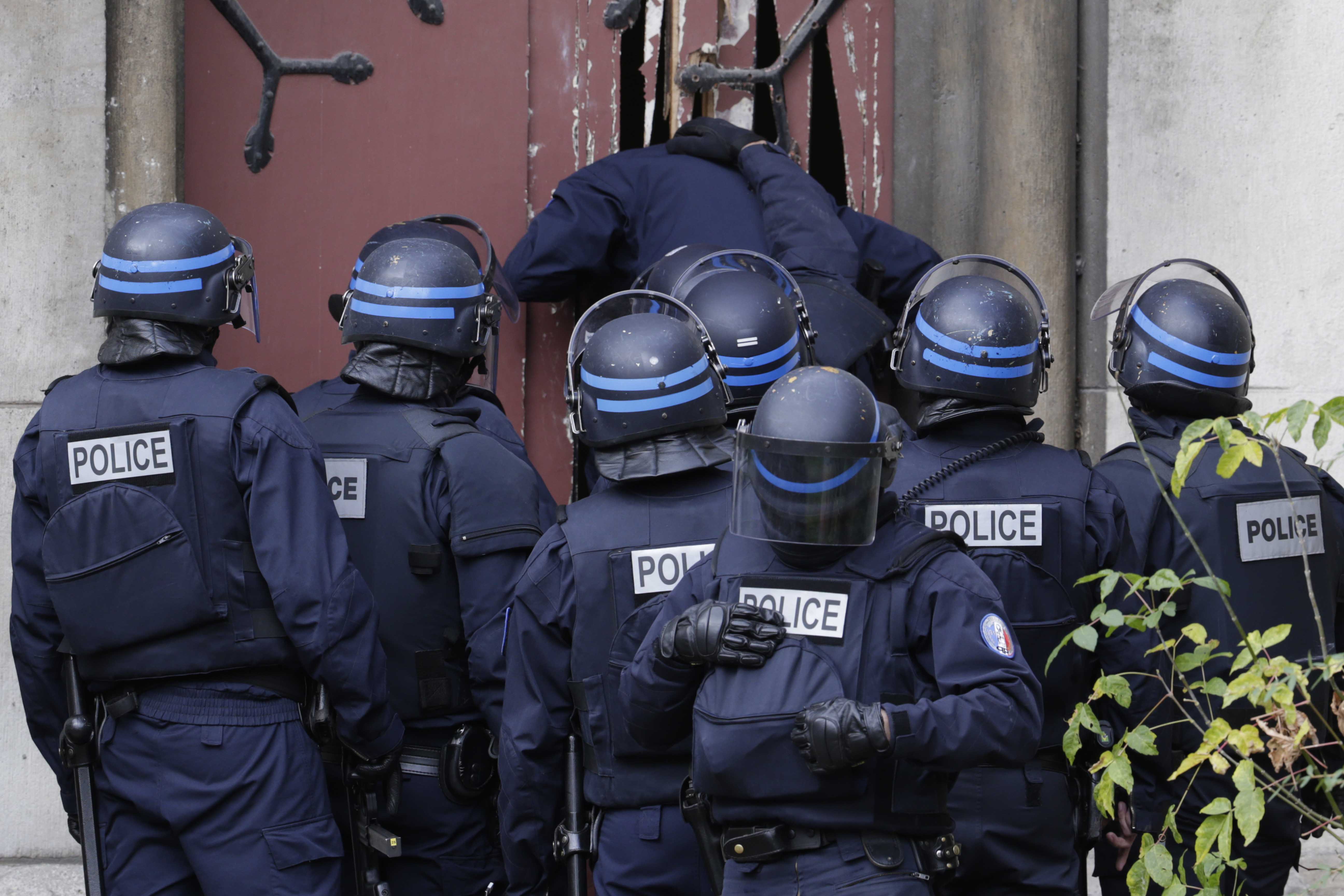 Foto de la gran operación en Saint-Denis para detener a sospechosos de los atentados de París. (Foto: AFP)