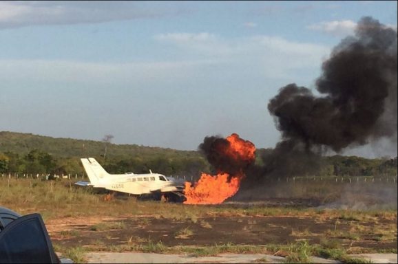 Así terminó una de las avionetas que trasladaban a Tintori y su equipo tras salirse de la pista de aterrizaje por un supuesto sabotaje. (Foto: @LilianTintori)