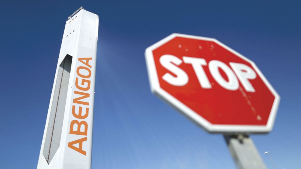 Torre de una planta solar de Abengoa en Sanlucar La Mayor, Sevilla (Foto: REUTERS).