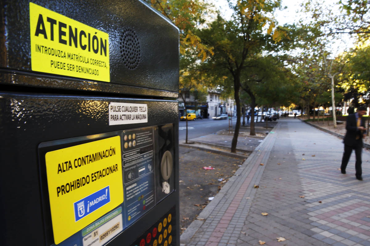 Un parquímetro de Madrid con el aviso de prohibición de aparcar. (Foto: EFE)