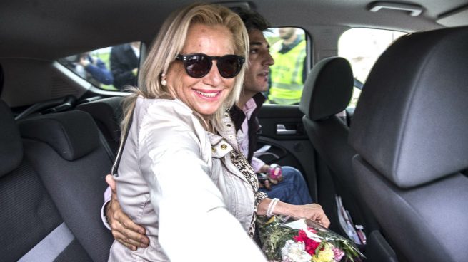 La ex mujer del ex alcalde Julián Muñoz, Maite Zaldívar, acompañada por su novio entra al interior del coche a su salida hoy de la cárcel de Alhaurín de la Torre