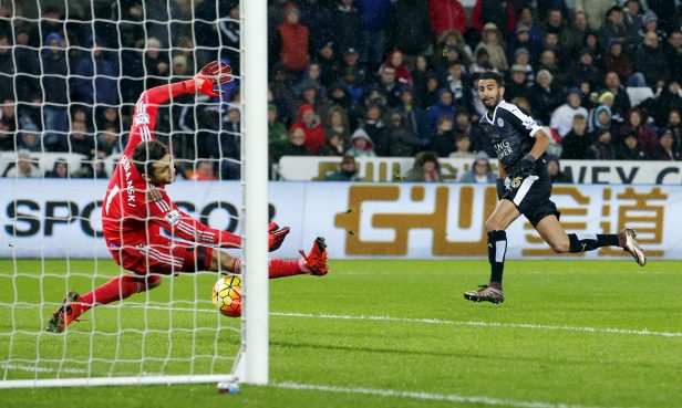 Mahrez anotó un hat-trick en la victoria del Leicester (Reuters)