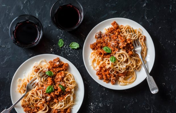 espaguetis con ternera y salsa de vino tinto