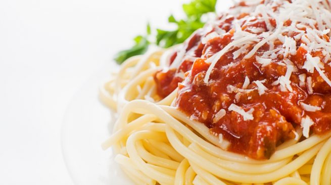 espaguetis con ternera y salsa de vino tinto