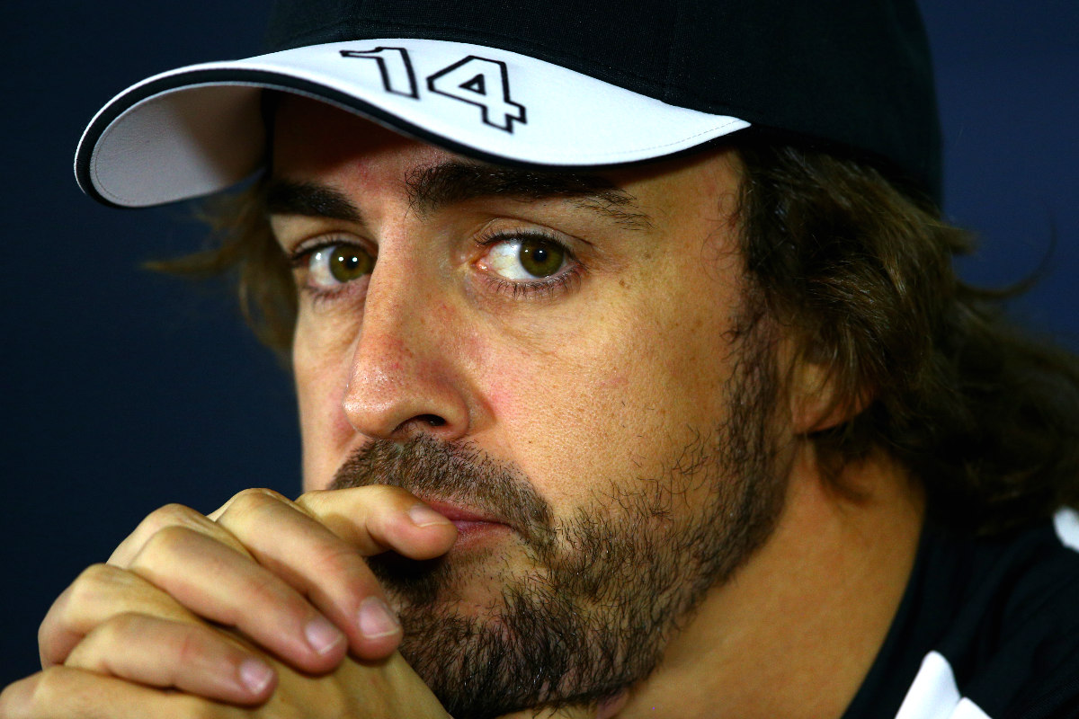 Fernando Alonso, pensativo en el GP de Abu Dhabi. (Getty)