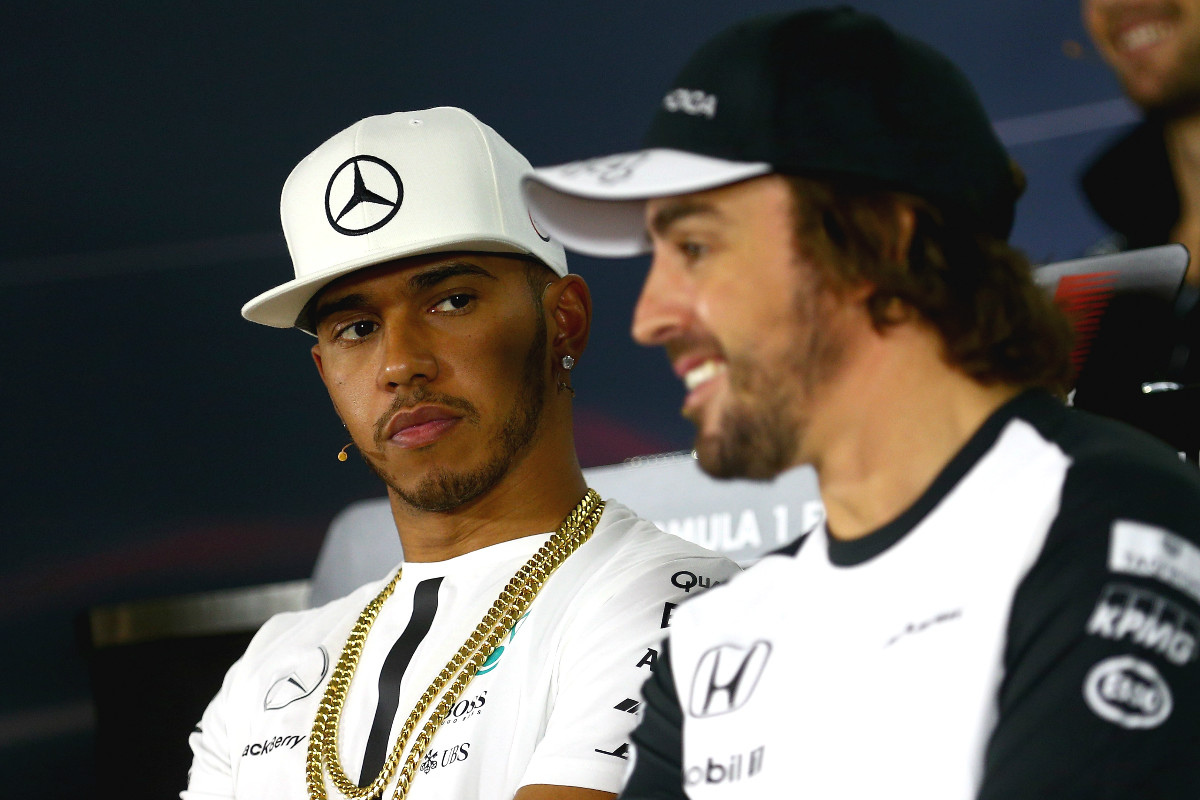 Lewis Hamilton observa con inquietud a Fernando Alonso.