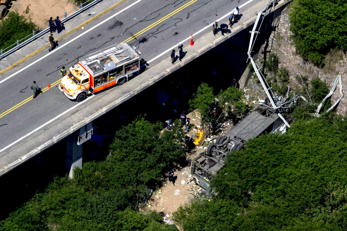 Asciende a 43 el número de muertos por un accidente de autobús de la Gendarmería argentina