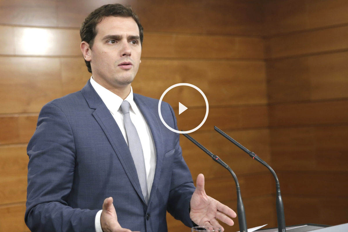 Albert Rivera en su primera rueda de prensa en Moncloa tras hablar con Rajoy. (Foto: EFE)El líder de Ciudadanos, Albert Rivera, apoya al presidente, Mariano Rajoy, para reforzar la unidad y frenar la deriva independentista.