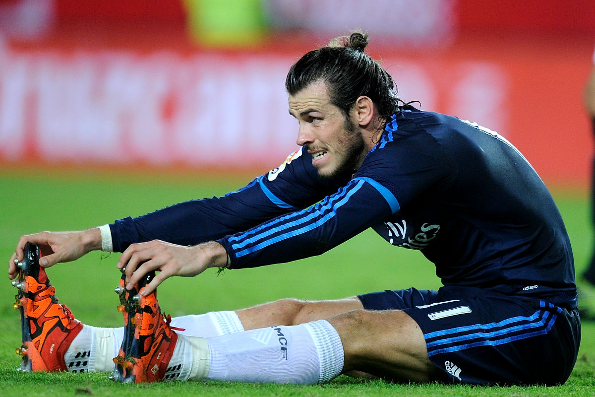 Gareth Bale estira en un encuentro de esta temporada.