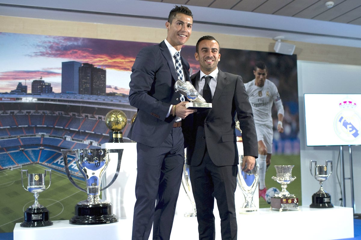 Cristiano posa junto a Mendes y la Bota de Oro de 2015.