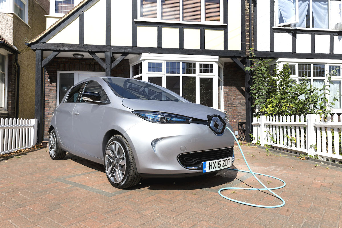 Coche eléctrico en plena recarga (Foto: GETTY)