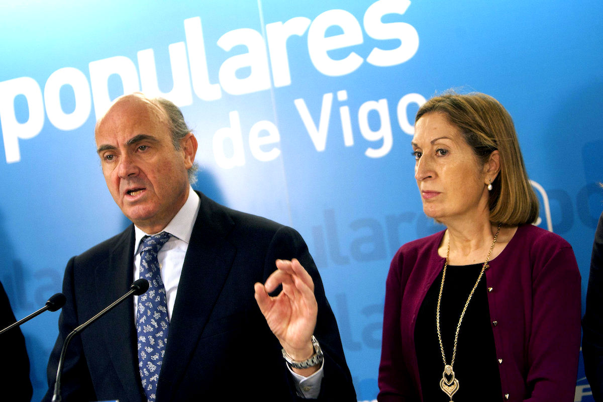 El ministro de Economía, Luis de Guindos, y la ministra de Fomento, Ana Pastor. (Foto: EFE).