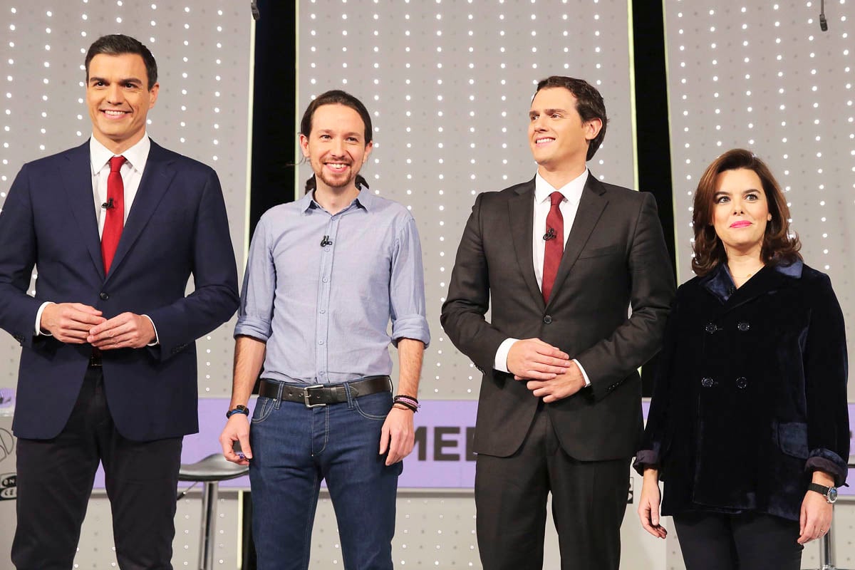 Los cuatro participantes en el debate posan antes de que comiencen las hostilidades. (Foto: EFE)