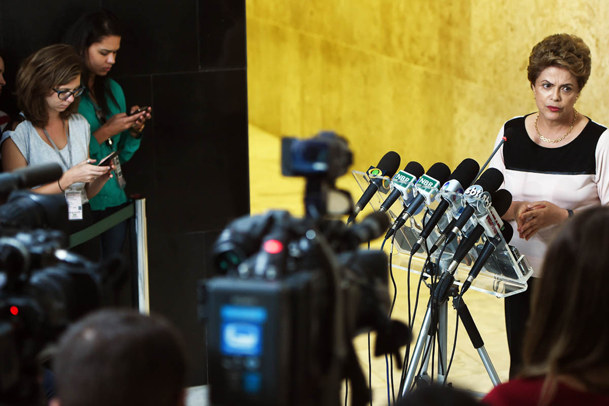 Dilma Rousseff atiende a los medios en Brasil (Foto: AFP)