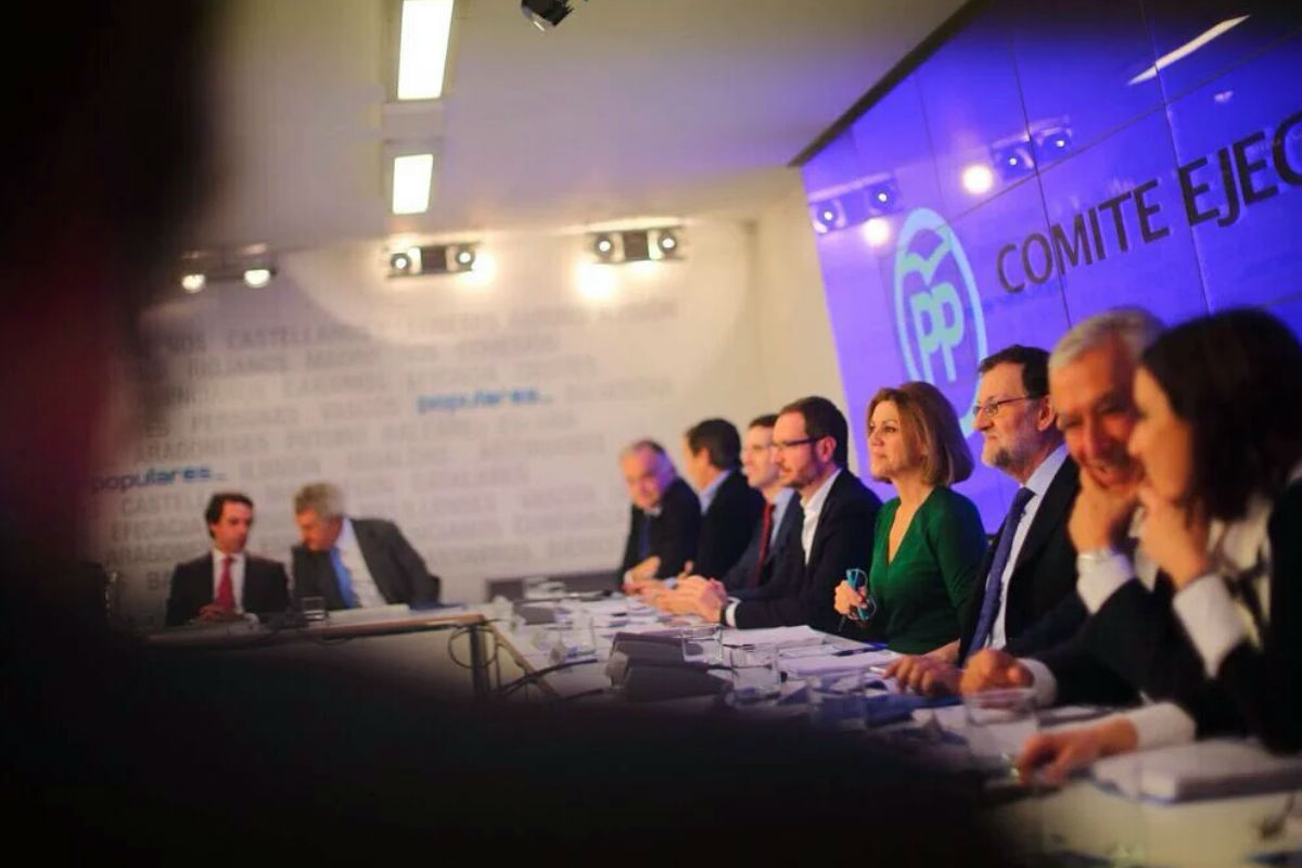 Parte de la Ejecutiva Nacional del PP con José María Aznar al fondo junto a Jesús Posada en un lateral y no donde le correspondería. (FOTO: PP)