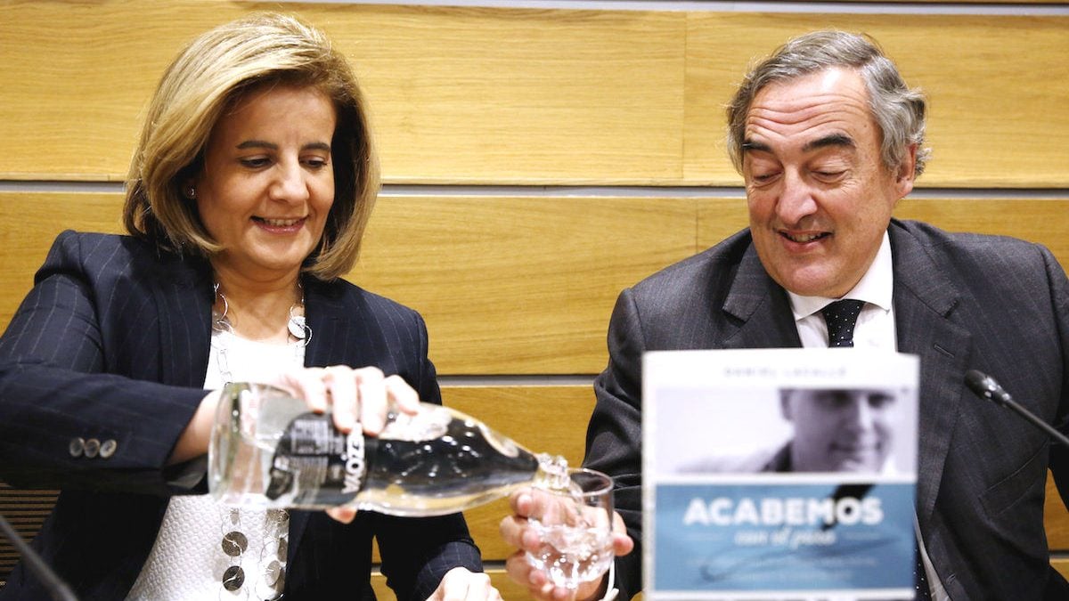 La ministra de Empleo, Fátima Báñez, con el presidente de CEOE, Juan Rosell. (Foto: EFE)